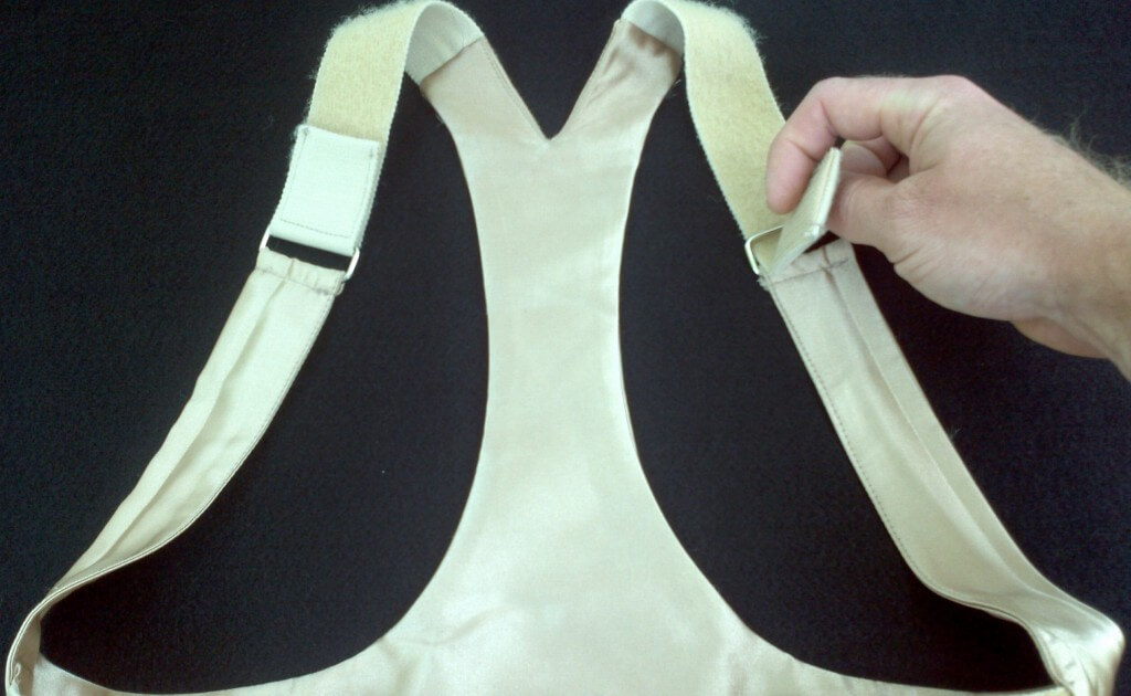 Before putting on, feed shoulder straps through metal loop. 